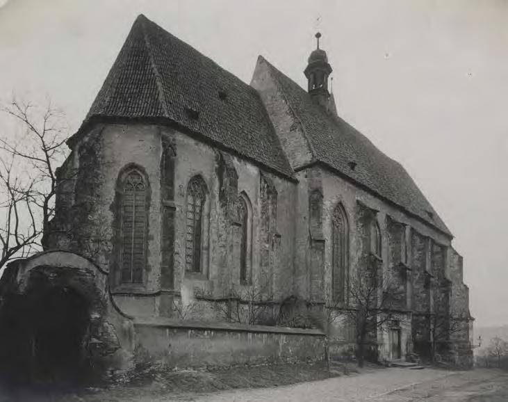 Kostel sv. Apolináře Pohled na kostel sv. Apolináře (1892), ze sbírky Archivu hl. m. Prahy.