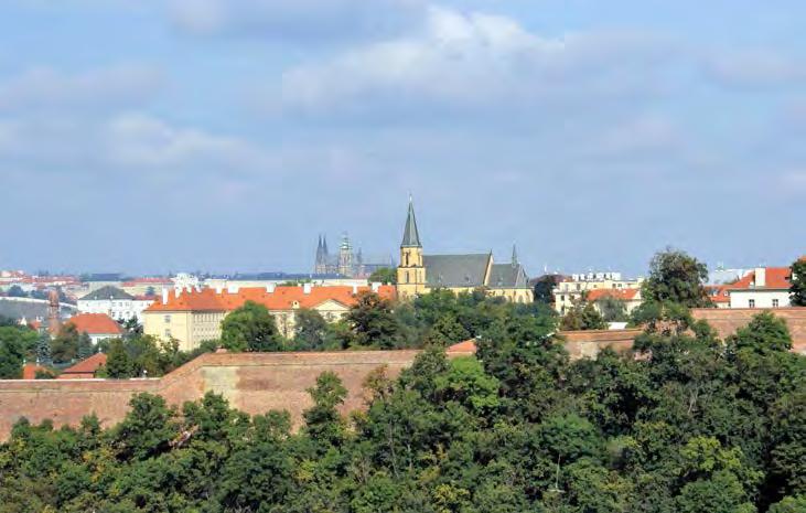 Popis kostela Popis kostela Pohlížíme-li z Vyšehradu na historické centrum Prahy, vyniká kostel sv. Apolináře v popředí jako jedna z nejvýraznějších pohledových dominant.