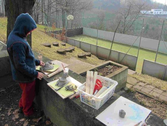 motivačním projevem, tvořit spolu s dětmi) a modelovat také. Jeho postavička je vlevo. Osobně je pro mě zajímavější než ta moje.