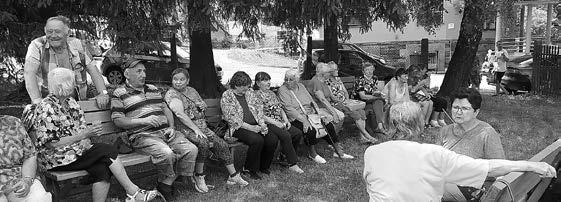 JS Foto: Lucie Camfrlová Velice oblíbenou akcí místních seniorů se stalo pečení buřtů na zahradě Diakonie ČCE v Rýmařově.