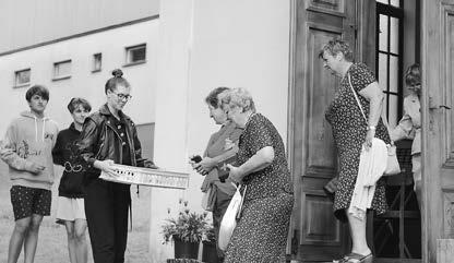 Foto a text: JS Senioři se sešli při opékání buřtů Na Rýmařovsku se během léta koná několik poutí. Jedna z nich se uskutečnila v neděli 25.