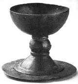 Dýhová miska na jídlo či tekutinu (Lüneburský oltář, podle Kliemanna, 1984) Materiálem s nevalnou možností uchování je dnes již romantická rohovina, z níž se vyráběly a dodávaly na trh rohy na pití