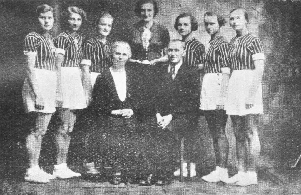5.4 Třicátá léta Vyjídák (1941) uvádí, že v roce 1936 byl utvořen samostatný klub ASO Olomouc, kdy do klubu odešlo z klubu SK Olomouc spoustu hráčů i organizačních pracovníků, oba kluby spolu však