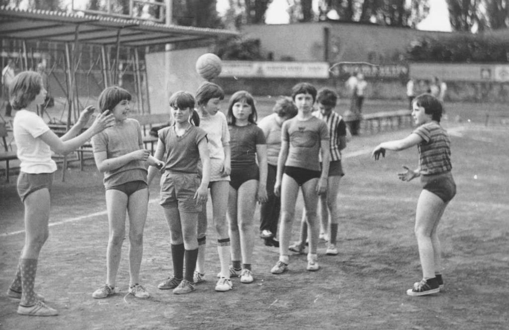 házené na novou koncepci mistrovských soutěží, přešlo se také na systém jaro-podzim, proto se v tomto roce hrála dvě kola ročníku 1957/58, mistr republiky pro rok 1957 nebyl tedy vyhlášen.
