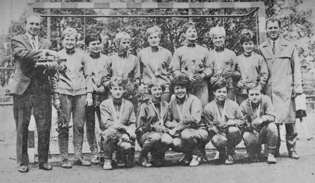 Dobeš (2006) dodává, že po celou dobu se hrálo pouze na venkovních hřištích, nejprve na škvárovém povrchu a od roku 1965 na antuce.