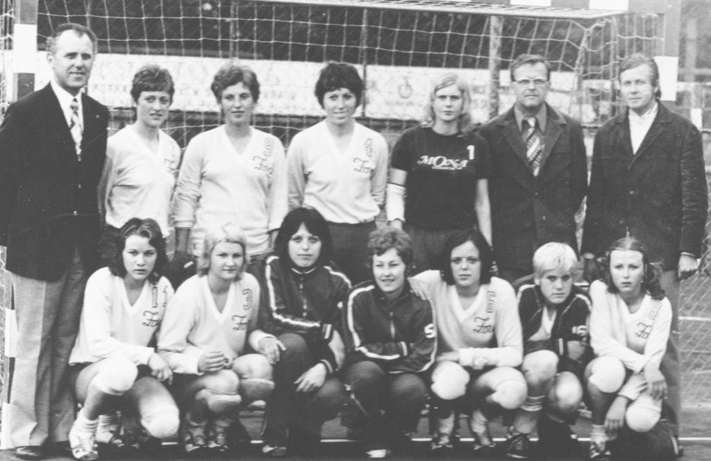 se tak dvojnásobným dorosteneckým přeborníkem. V roce 1975 došlo k radikální změně a házená byla trvale přesunuta do hal na nejvyšší soutěži. Ženy se umístily na 6. místě s 31 body.