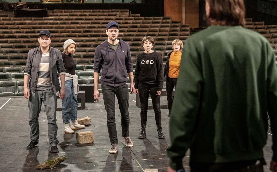 ČINOHRA PREMIÉRA Ondřej Novotný Otec hlídá dceru Režie: Jan Frič Dramaturgie: Jan Tošovský Scéna a kostýmy: Jana Hauskrechtová Kresba a projekce: Marek Brožek Hudba a sound design: Michal Kindernay