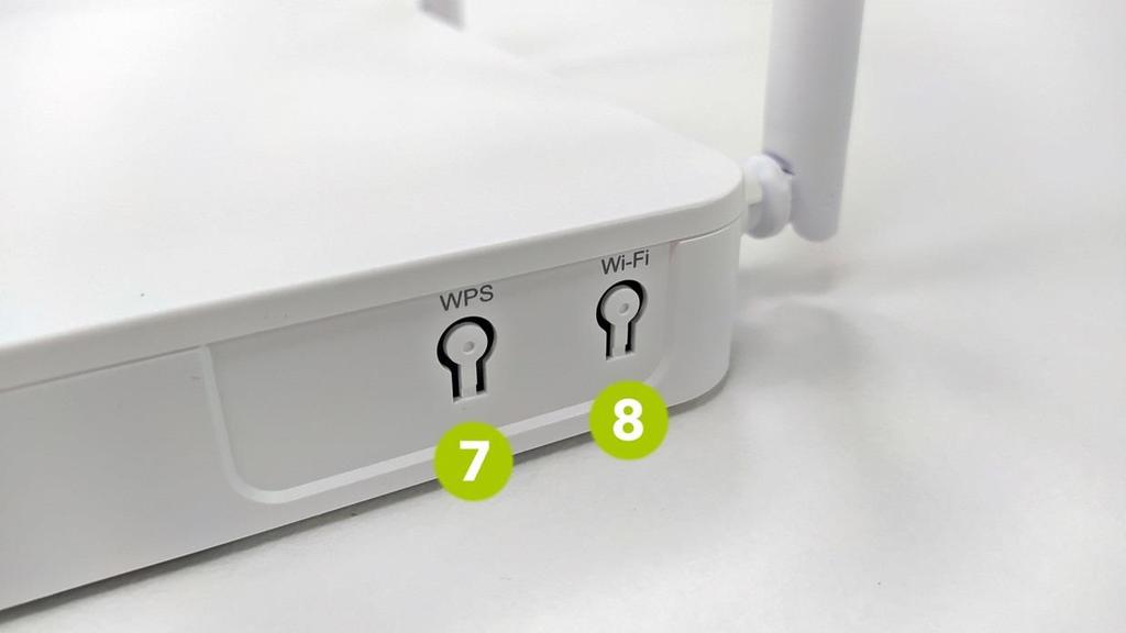 uvedení do továrního nastavení). 4) USB port ke konfiguraci zařízení přes USB rozraní (pro techniky).