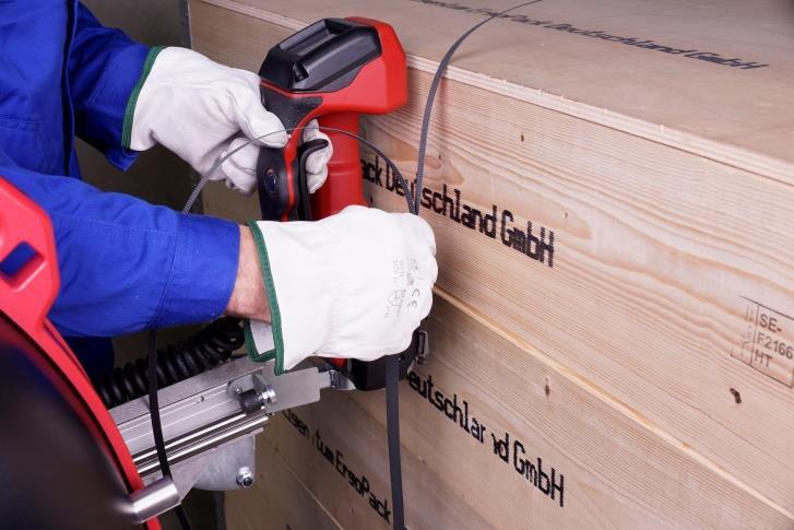 68 Pravou rukou protáhněte pásku shora dolů drážkou ve