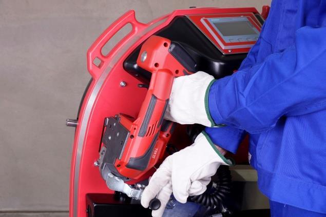 Odeberte svařovací hlavu z držáku Tool-Lift a položte ji na balené