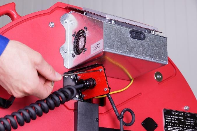 10.6 Výměna svařovací hlavy Krok 1 Vysuňte držák svařovací hlavy Tool-Lift dopředu, abyste mohli demontovat kryt displeje.