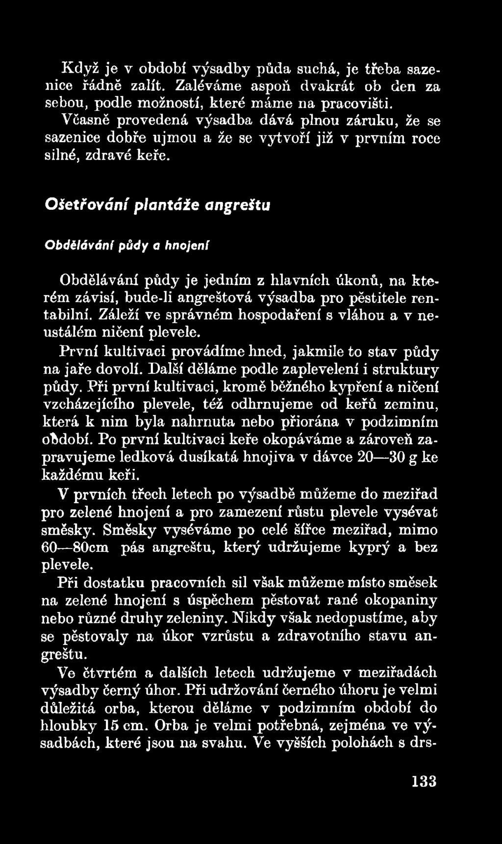 Při první kultivaci, kromě běžného kypření a ničení vzcházejícího plevele, též odhrnujeme od keřů zeminu, která k nim byla nahrnuta nebo přiorána v podzimním období.