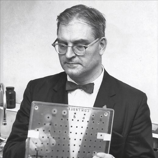 zvýšenou hladinou Phe v krvi. 1960, Robert Guthrie (americký mikrobiolog) zavedl diagnostický test vhodný pro screening HPA/PKU.