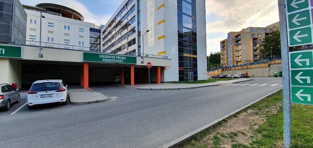 Doporučujeme místo pokladny jasně označit a připomenout řidičům, aby nezapomenuli uhradit před odjezdem za vjezd.