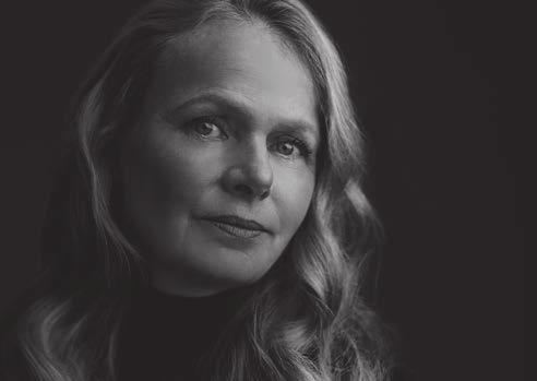 VEDENÍ DIVADLA DANIELA ŠÁLKOVÁ Ředitelka nar. 1963 v Praze, absolventka produkce (DAMU, 1994) V Dlouhé od r. 1996 SKUTR Režiséři a umělečtí šéfové Martin Kukučka nar.