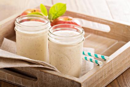 Ovocný koktejl z více druhů ovoce 300 gramů jahod 250 gramů borůvek 2 kusy kiwi 2 kusy banánů 200 ml mléka 150 gramů bílého jogurtu 3 lžičky cukru anebo medu Jak na ovocný koktejl?