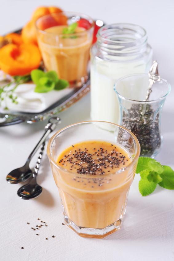 Malinový koktejl 250 gramů malin 400 ml mléka 2 kopečky vanilkové zmrzliny 1 lžíce medu Jak na malinový koktejl? Maliny dobře omyjeme a zbavíme případné stopky.