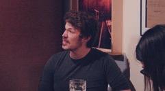 Většinou pivo, ale české pivo, je moc dobré. A taky je! To máš. ( ) Tak co si dáte?