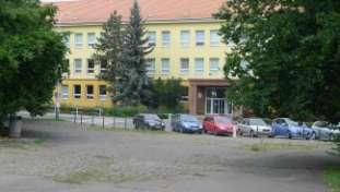 chodníček parkem Pohled k ZŠ z