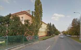 obr. charakter - ulice Antonína Čermáka v horní části ulice areál ZŠ a