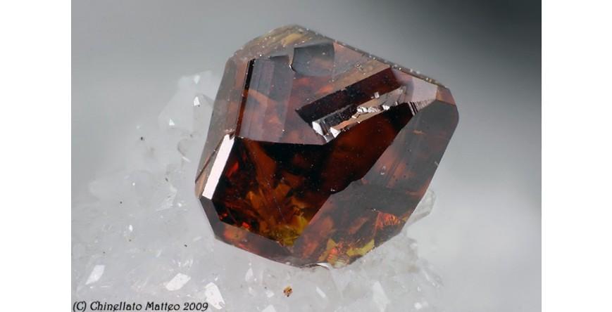 Běžný minerál rudních ložisek, zejména polymetalických, v asociaci s