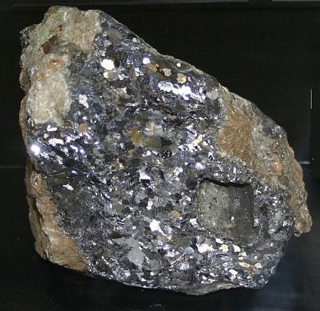 Běžný minerál rudních ložisek, zejména polymetalických, v asociaci s chalkopyritem,