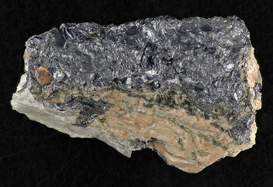 com Minerál vysoce temperovaných hydrotermálních žil v asociaci s dalšími sulfidy (pyrit,