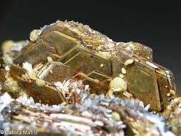 com Minerál některých rudních ložisek, například skarnů, likvačních