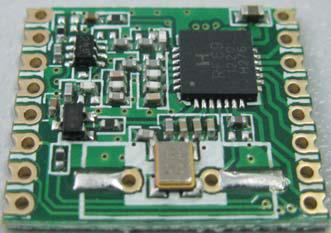 Obrázek č. 2.2 Bezdrátový komunikační modul RFM69HW Pro komunikaci byla zvolena modulace typu FSK kvůli vyšší spolehlivosti oproti modulaci ASK [11].