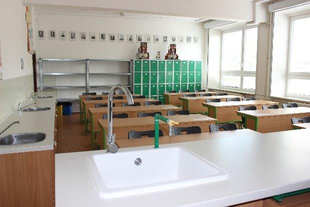 RŮZNÉ TVÁŘE MASARYČKY JE TO ŠKOLA. MODERNÍ Poslední roky přinesly výrazný pokrok ve vybavování školy moderní technikou. Učebny v současné době disponují počítači a datovými projektory.