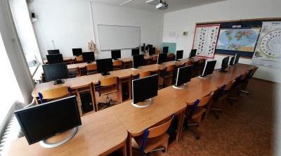 Nemalé finanční prostředky byly investovány do vybavení dvou počítačových učeben, které jsou využívány k výuce informatiky, psaní na klávesnici a k doplnění výuky v ostatních předmětech.