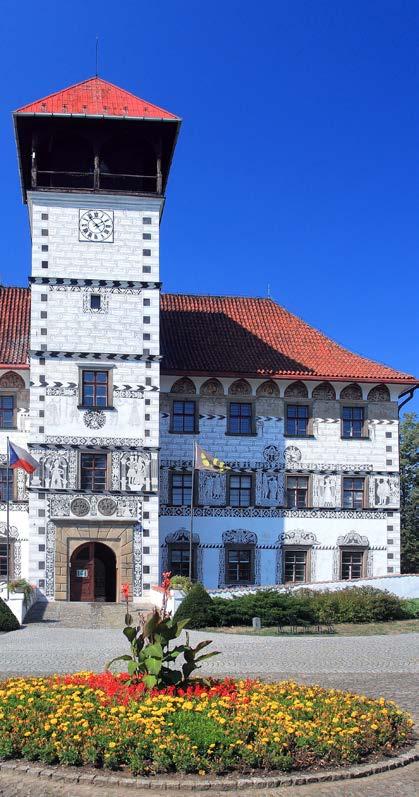 Odkazem na dávnou minulost jsou dva významné doklady historického stavitelství renesanční zámek a goticko-renesanční kostel. Třípodlažní zámek ze 16.