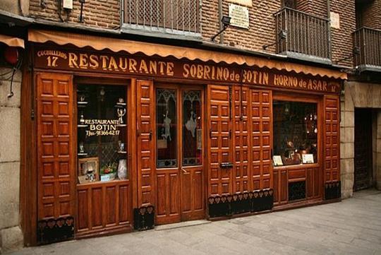Restauraci Zum Franziskaner v Stockholmu postavili v roce 1421 mniši. Je to tradiční špičková německá restaurace, kterou momentálně spravuje otec se synem. V očích turistů to je legenda.