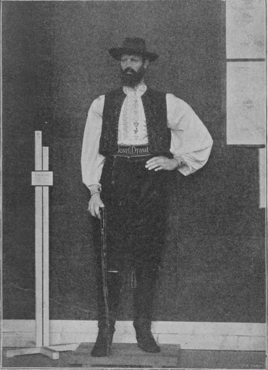 Ilustrace 13: Figurina Josefa Drásala v antropologické expozici na NVČ 1895. Autor Fotografie: Moritz Adler.