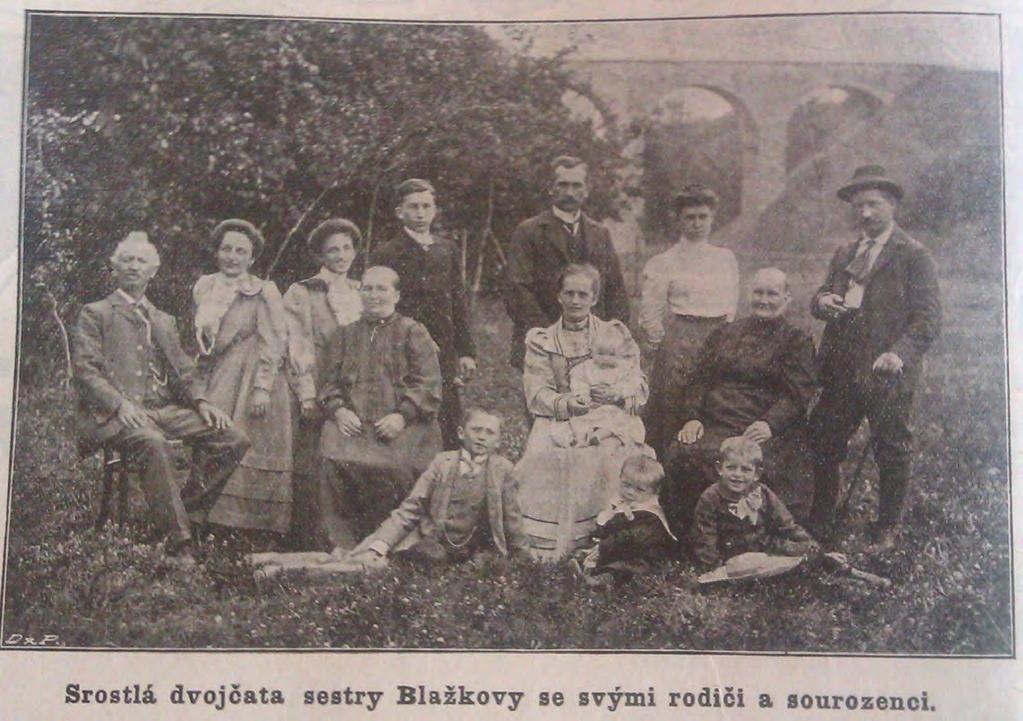 Ilustrace 22: Idyla normativního rodinného života Blažkových na fotografii otištěné v Pražském ilustrovaném kurýru. Srostlá dvojčata, PIK 27.4.1910, s. 3.