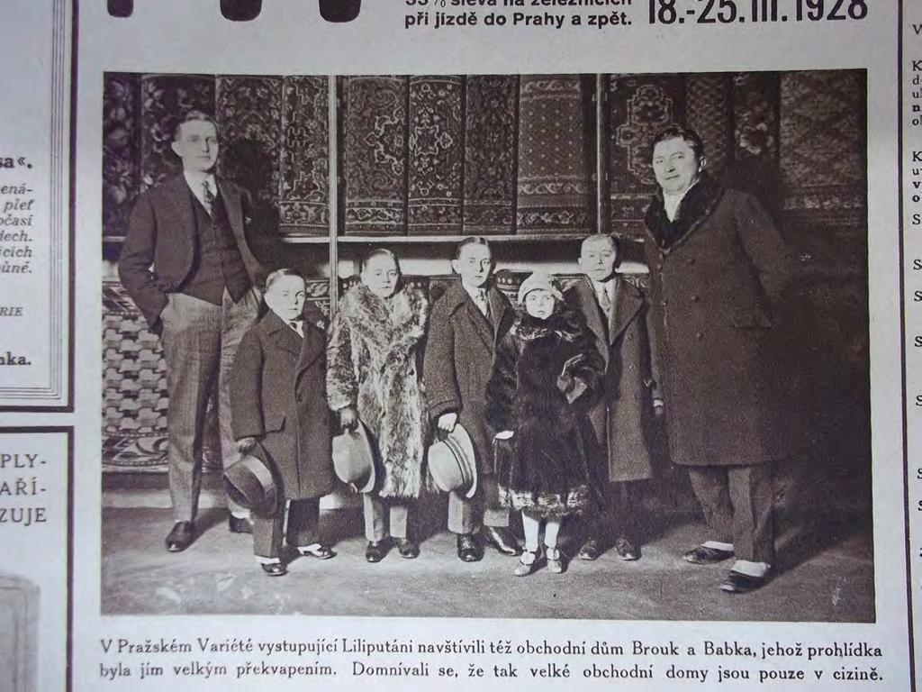 Ilustrace 29: Členové souboru Singers Midgets v obchodním domě Brouk a Babka v Praze. Pestrý týden, 25.2./1928, str. 19.