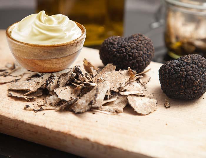 Hľuzovková Základná 4 žĺtky Šťava z 1 citróna 50 ml hľuzovkového oleja 450 ml slnečnicového oleja Soľ Čierne korenie Žĺtky zmiešame s citrónovou šťavou, osolíme, okoreníme a za stáleho šľahania