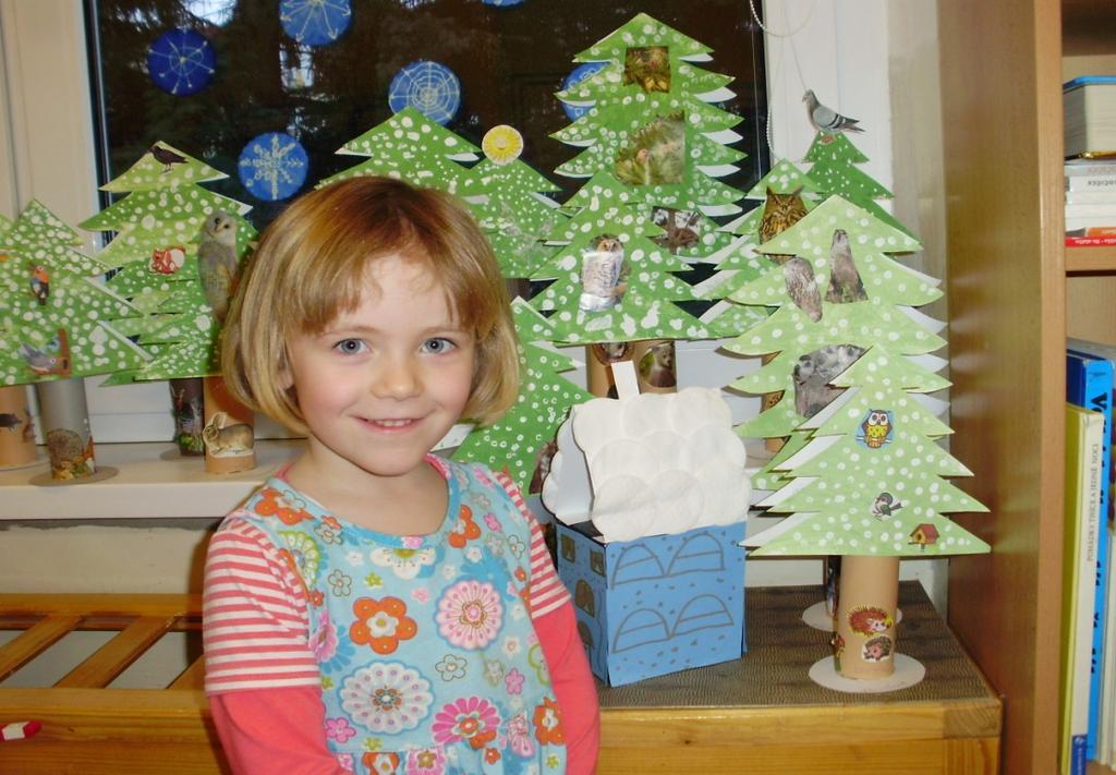 Grafomotorika Výtvarné tvoření les v zimě. Děti polepí hnědým papírem roličku od ubrousku, krerá poslouţí jako kmen stromu.