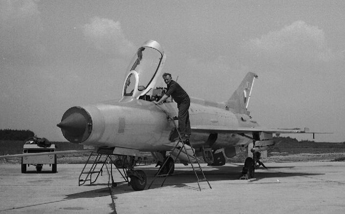MiG-21F byl podle nìkterých pilotù nejlepším z dlouhé øady MiGù na létání akrobacie. Jeho výroba však nezaèínala jednoduše.