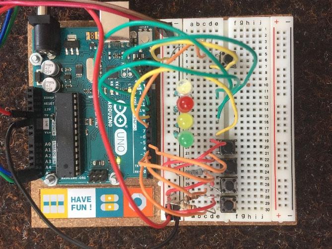 My jsme se tuto hru rozhodly zrekonstruovat. Proto jsme se rozhodli zrecyklovat náš předchozí projekt Semafor. Jen jsme přidaly jednu LEDku, abychom měly čtyři blikající světýlka.