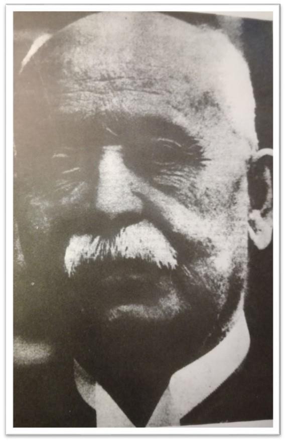 První skutečný závod byl odstartován v Paříži 31. května 1868 v parku St. Cloud. Vítězem okruhu dlouhého 1 200 metrů se stal Angličan James Moore, přítel Michauxe s časem 3 minuty a 50 sekund.