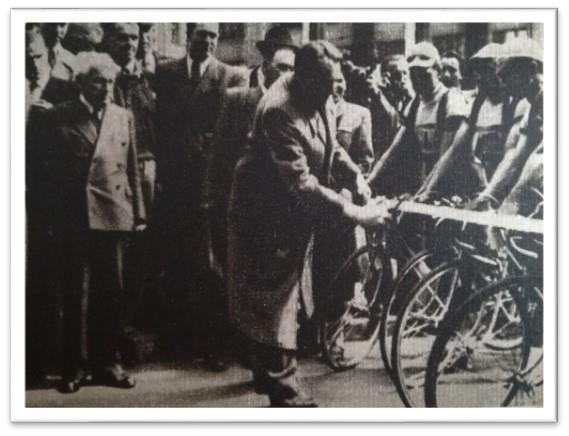 Obr. 20. Slavnostní přestřižení startovní pásky prvního ročníku Závodu míru 1. května 1948 v Praze. Převzato z Holub, J., & Paul, Z. (1967). Bouře v pelotonu K dvacátému výročí Závodu míru.