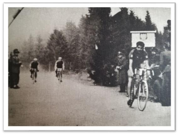 Z opačného směru Varšava Praha odstartovalo 65 závodníků. Start byl zahájen dříve než druhá větev závodu, a to v 9 hodin 45 minut na varšavském náměstí Vítězství.