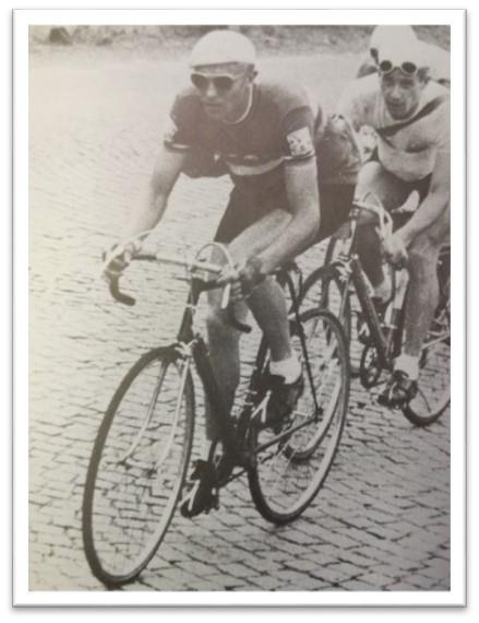 Obr. 22. Jan Veselý, vítěz Závodu míru v roce 1949. Převzato z Bakalář, R., Cihlář, J., & Černý, J. (1984). Zlatá kniha cyklistiky. Praha: Olympia, s. nečíslované obrazové přílohy.