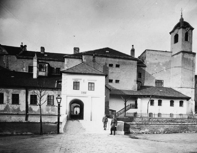 KASÁRNA NĚKOLIKA ARMÁD V následujících téměř sto letech (1858-1960) obsadilo Špilberk opět vojsko.