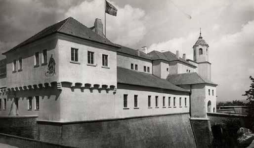 Špilberk jako kasárna německého wehrmachtu. HERBERT ORTH (?). Špilberk. Pohled na východní křídlo hradu. Okolo r. 1941.