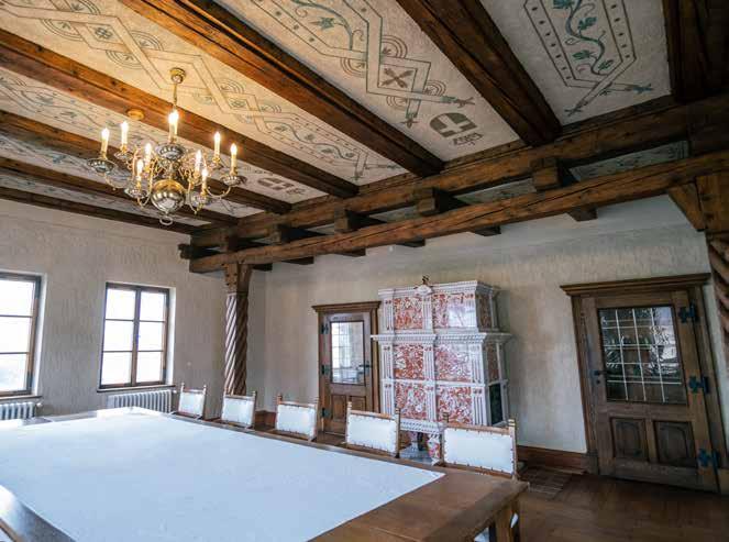 Po druhé světové válce se tzv. Vlaštovčí hnízdo stalo součástí vinárny a restaurace, která se nachází pod námi a pro účely národního podniku Interhotel Brno ji v 60. letech 20. století adaptoval Ing.