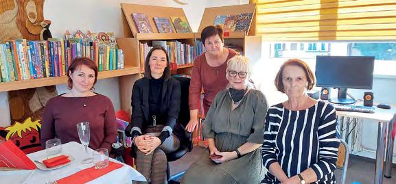 Příjemné setkání v místní knihovně vyvrcholilo rozkrojením narozeninového dortu, jak jinak než ve tvaru knihy, který ochutnali všichni