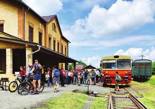 ŽELEZNIČNÍ DOPRAVA Kamenický motoráček Trasa: Česká Kamenice Kamenický Šenov a zpět Kamenický motoráček vás odveze z České Kamenice po romantické lokálce pod úbočím Zámeckého vrchu se zříceninou