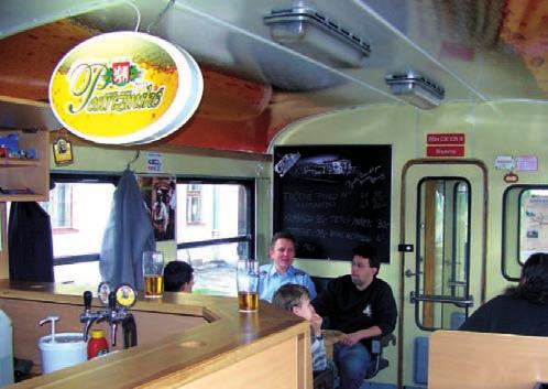 ŽELEZNIČNÍ DOPRAVA BAROVÝ VŮZ BIXOVNA Bixovna je zlidovělé označení pro restaurační vagón KŽC, který vznikl adaptací přívěsného osobního vozu řady 020 (Balm-k, Bix).